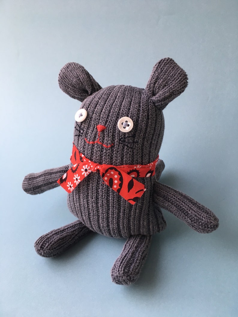 Gris souris avec rouge foulard animal chaussette coton bio cadeau de petit doudou animaux en peluche re-conçu Up cycle enfants image 1