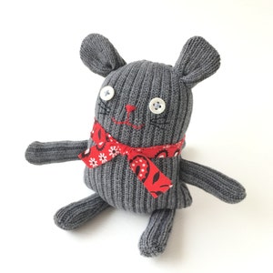 Gris souris avec rouge foulard animal chaussette coton bio cadeau de petit doudou animaux en peluche re-conçu Up cycle enfants image 3