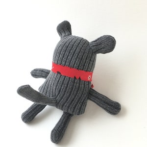 Gris souris avec rouge foulard animal chaussette coton bio cadeau de petit doudou animaux en peluche re-conçu Up cycle enfants image 7