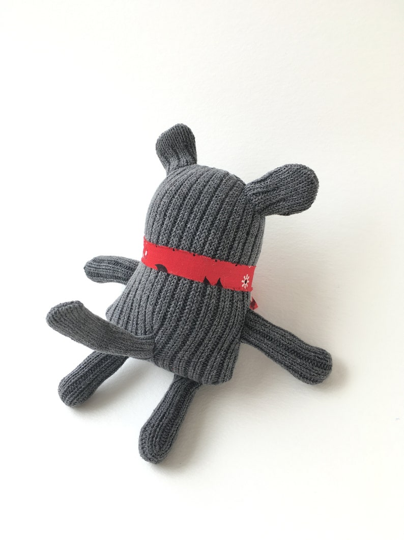 Gris souris avec rouge foulard animal chaussette coton bio cadeau de petit doudou animaux en peluche re-conçu Up cycle enfants image 7