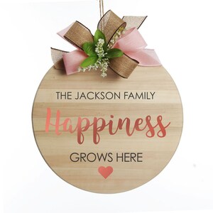 Placa de madera redonda grande personalizada - Nuestra familia crece aquí