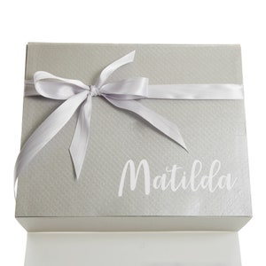 Caja de regalo de plata personalizada con lazo de cinta de plata