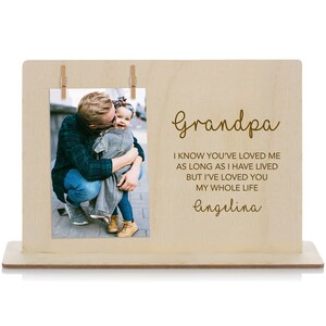 Könnte beinhalten: Ein Holz-Bilderrahmen mit einem Foto von einem Mann und einem Kind. Der Rahmen hat einen Ausschnitt mit dem Text "Grandpa I know you've loved me as long as I have lived but I've loved you my whole life Angelina".