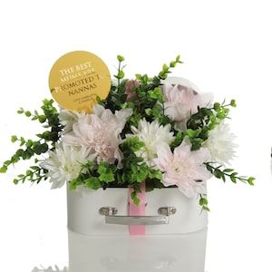 Composition florale avec valise pour la fête des mères