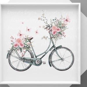 Pu&ograve; includere: Una bicicletta verde vintage con un cestino pieno di fiori rosa e farfalle. La bicicletta &egrave; su uno sfondo bianco.