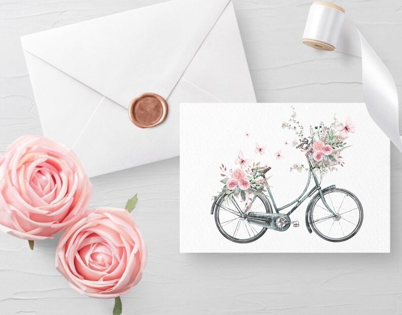 Pu&ograve; includere: Un'illustrazione ad acquerello di una bicicletta vintage con un cestino pieno di fiori rosa. La bicicletta &egrave; dipinta di blu chiaro e ha uno sfondo bianco.