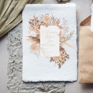 Op de afbeelding: Waterverf illustratie van een Bohemian frame clipart op getextureerd wit papier. Het frame is versierd met beige, bruine en perzikkleurige bloemen en bladeren. Een bruine envelop is zichtbaar op de achtergrond.