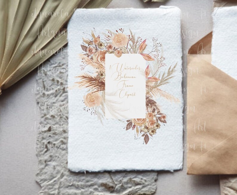 Op de afbeelding: Waterverf illustratie van een Bohemian frame clipart op getextureerd wit papier. Het frame is versierd met beige, bruine en perzikkleurige bloemen en bladeren. Een bruine envelop is zichtbaar op de achtergrond.