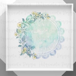 K&ouml;nnte beinhalten: Eine Aquarell-Illustration eines blauen und gr&uuml;nen Blumenkranzes mit wei&szlig;en Bl&uuml;ten um einen blauen und wei&szlig;en Spitzenkreis. Der Hintergrund ist ein hellblauer Aquarell-Wasch.