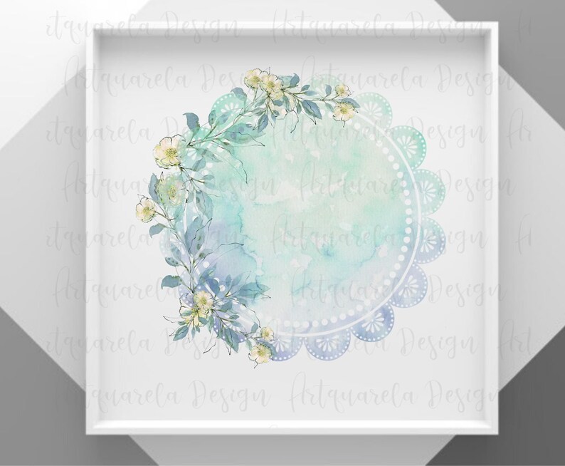 K&ouml;nnte beinhalten: Eine Aquarell-Illustration eines blauen und gr&uuml;nen Blumenkranzes mit wei&szlig;en Bl&uuml;ten um einen blauen und wei&szlig;en Spitzenkreis. Der Hintergrund ist ein hellblauer Aquarell-Wasch.