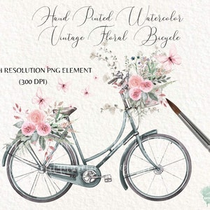 Pu&ograve; includere: Un'illustrazione ad acquerello di una bicicletta vintage con un cestino pieno di fiori rosa. La bicicletta &egrave; dipinta di un colore blu chiaro e ha un cestino pieno di rose rosa, verde e altri fiori. Ci sono anche farfalle che volano intorno alla bicicletta.
