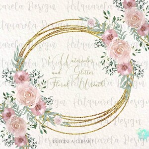 Op de afbeelding: Een aquarel- en glitterbloemenkrans met roze en groene bloemen en gouden glitteraccenten. De krans is omgeven door een witte achtergrond met de tekst "Artquarela Design" die wordt herhaald.