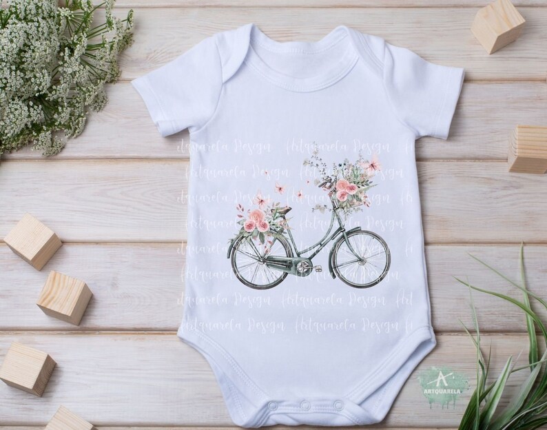 Pu&ograve; includere: Body bianco per neonato con un design floreale di una bicicletta con fiori rosa nel cestino.