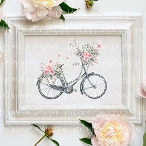 Pu&ograve; includere: Un dipinto ad acquerello di una bicicletta vintage con un cestino pieno di fiori rosa. La bicicletta &egrave; dipinta in tonalit&agrave; di grigio e bianco, e i fiori sono di un rosa e bianco delicato. Il dipinto &egrave; incorniciato in una cornice bianca.