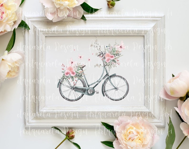 Pu&ograve; includere: Un dipinto ad acquerello di una bicicletta vintage con un cestino pieno di fiori rosa. La bicicletta &egrave; dipinta in tonalit&agrave; di grigio e bianco, e i fiori sono di un rosa e bianco delicato. Il dipinto &egrave; incorniciato in una cornice bianca.
