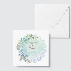 K&ouml;nnte beinhalten: Eine Hochzeitseinladung mit einem Aquarellhintergrund in Blaut&ouml;nen und Gr&uuml;nt&ouml;nen. Die Einladung zeigt einen wei&szlig;en Spitzenkreis mit einem Blumendesign und dem Text "Queremos compartir este dia contigo Walter y Beatriz 18 & 19 de Agosto Las Dunas Country Club Montevideo".