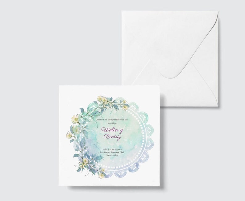 K&ouml;nnte beinhalten: Eine Hochzeitseinladung mit einem Aquarellhintergrund in Blaut&ouml;nen und Gr&uuml;nt&ouml;nen. Die Einladung zeigt einen wei&szlig;en Spitzenkreis mit einem Blumendesign und dem Text "Queremos compartir este dia contigo Walter y Beatriz 18 & 19 de Agosto Las Dunas Country Club Montevideo".