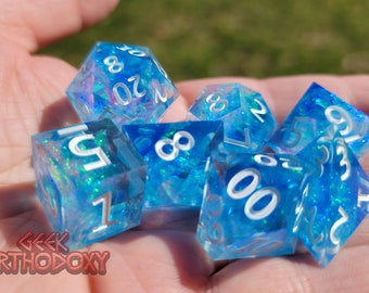 Juego de dados de borde afilado azul prismático: dados poliédricos de resina