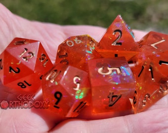 Juego de dados de borde afilado naranja: dados de resina poliédrica con inclusiones