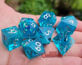 Juego de dados de borde afilado azul: dados poliédricos de resina Glaciar