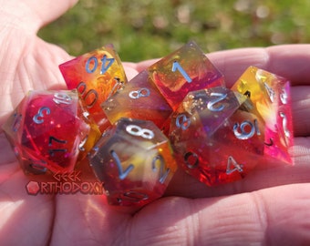 Juego de dados Sharp Edge: dados de resina poliédricos de luz roja y amarilla