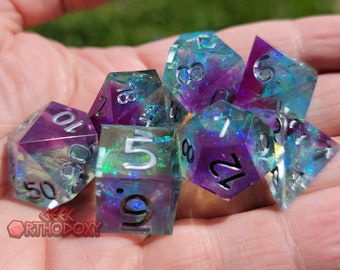 Sharp Edge Dice - Juego completo azul y morado con inclusiones para D&D, RPG, juegos de rol - Mardi Gras Polyhedral Dice Set