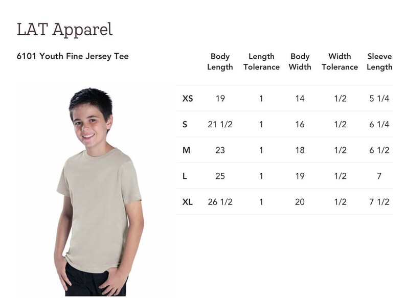 Peut inclure: Un jeune portant un t-shirt beige &agrave; col rond. L'image comprend un tableau des tailles avec des mesures en centim&egrave;tres pour la longueur du corps, la largeur et la longueur des manches. Le t-shirt est de LAT Apparel, style 6101 Youth Fine Jersey Tee.