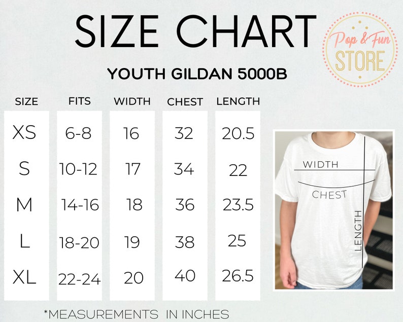 以下が含まれることがあります： ユース Gildan 5000B Tシャツのサイズチャート。チャートには、XS から XL までのサイズが表示され、フィット、幅、胸囲、着丈の対応する寸法がインチで示されています。