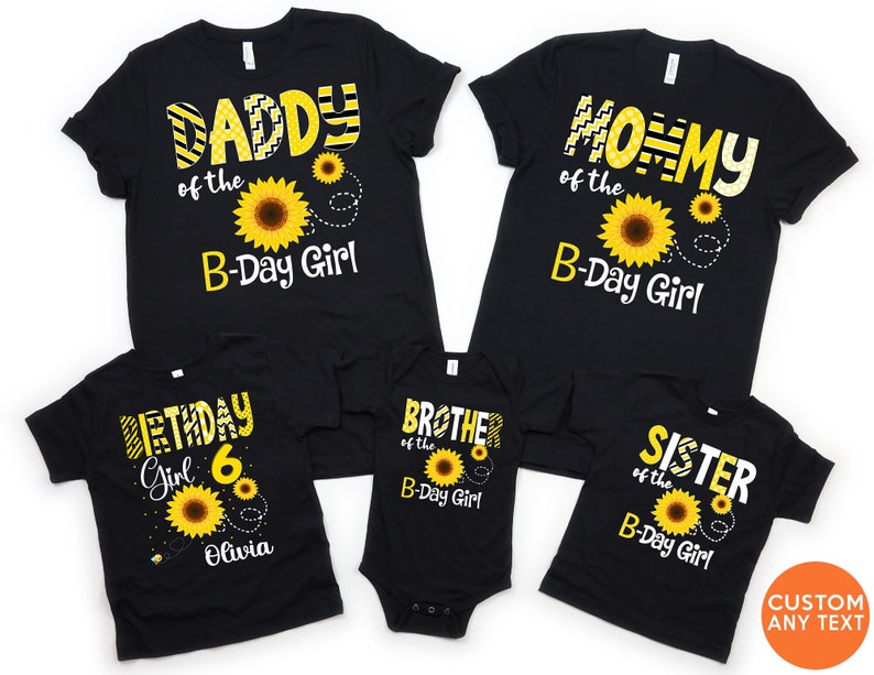 Peut inclure: Des t-shirts noirs avec des motifs de tournesols et d'abeilles. Les chemises indiquent "Daddy of the B-Day Girl", "Mommy of the B-Day Girl", "Birthday Girl 6 Olivia", "Brother of the B-Day Girl" et "Sister of the B-Day Girl". Texte personnalis&eacute; disponible.