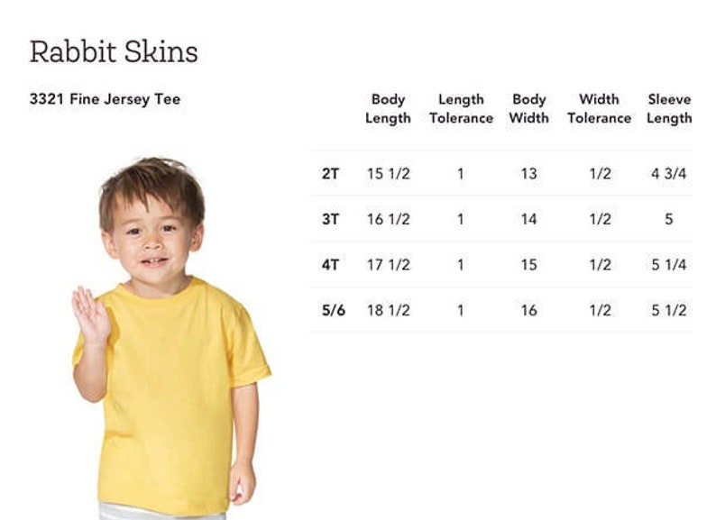 Peut inclure: Un enfant portant un t-shirt jaune. L'image comprend le texte "Rabbit Skins" et "3321 Fine Jersey Tee". Un tableau affiche les mesures pour diff&eacute;rentes tailles, notamment la longueur du corps, la largeur et la longueur des manches, en centim&egrave;tres.