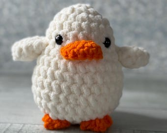 Handmade Crochet Duck Plushie, Soft Chenille Amigurumi Stuffed Animal, Kawaii Toy, Nursery Decor