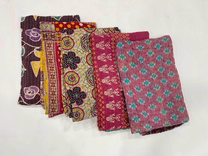Pode incluir: Uma cole&ccedil;&atilde;o de pe&ccedil;as de tecido coloridas e estampadas. Os tecidos exibem uma variedade de designs, incluindo motivos florais, geom&eacute;tricos e paisley. A paleta de cores inclui tons de bord&ocirc;, amarelo e verde-azulado.