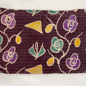 Pode incluir: T&ecirc;xtil bord&ocirc; escuro com um padr&atilde;o floral. O design apresenta flores e formas geom&eacute;tricas roxas, verde-azuis e amarelas, todas delineadas em branco. O tecido &eacute; costurado com linha branca.
