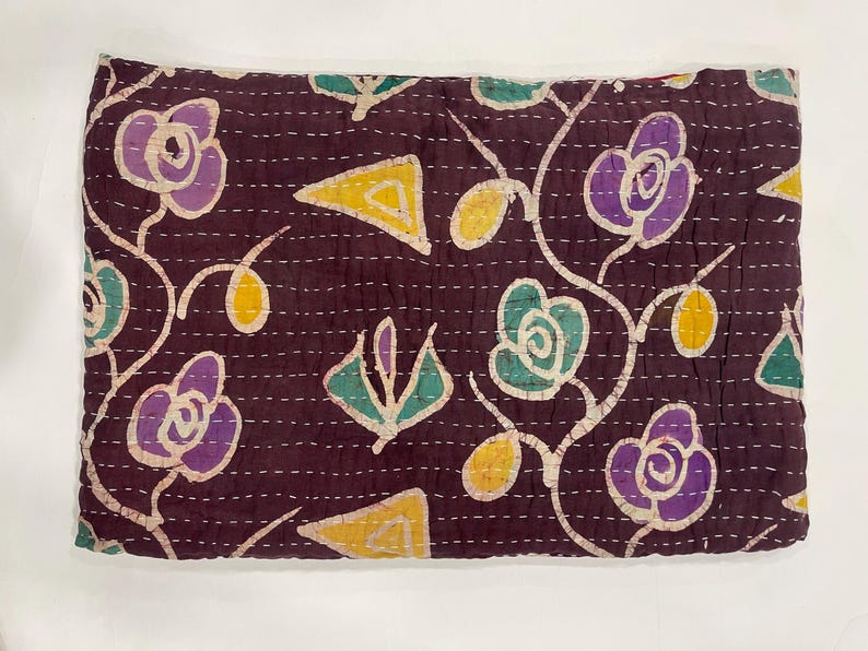 Pode incluir: T&ecirc;xtil bord&ocirc; escuro com um padr&atilde;o floral. O design apresenta flores e formas geom&eacute;tricas roxas, verde-azuis e amarelas, todas delineadas em branco. O tecido &eacute; costurado com linha branca.