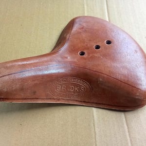 Coprisella Timbro B73 in pelle fatta a mano, colore marrone, per bicicletta vintage da donna