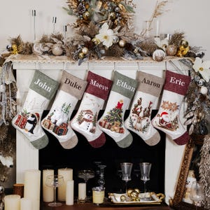 Puede incluir: Seis calcetines navide&ntilde;os personalizados con los nombres John, Duke, Maeve, Ethan, Aaron y Eric. Cada calcet&iacute;n presenta un dise&ntilde;o festivo diferente, incluyendo un ping&uuml;ino, un oso polar, un mu&ntilde;eco de nieve, un &aacute;rbol de Navidad, un reno y Pap&aacute; Noel.