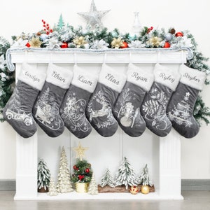 Calcetines navideños personalizados de terciopelo de lujo bordados con lentejuelas y felpa para la familia. Calcetines navideños con nombre personalizado. Regalos de Navidad. imagen 3