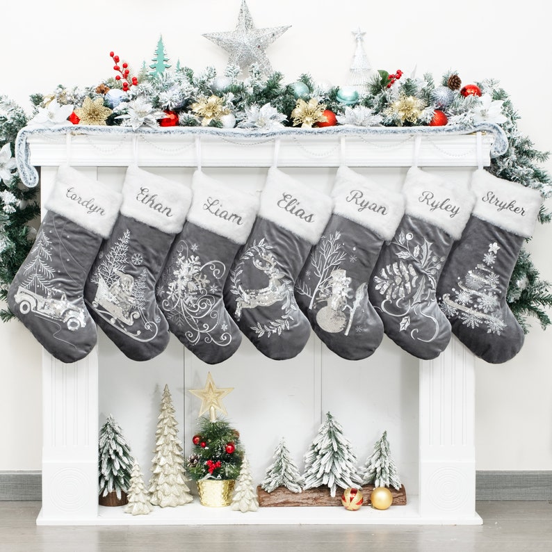 Calcetines navideños personalizados de terciopelo de lujo bordados con lentejuelas y felpa para la familia. Calcetines navideños con nombre personalizado. Regalos de Navidad. imagen 3