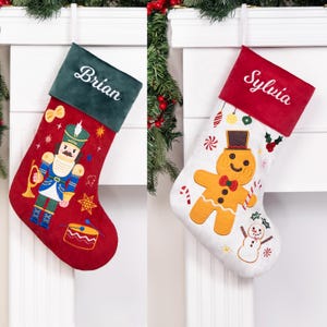 Medias navideñas personalizadas de terciopelo de lujo, bordadas, con apliques navideños y nombre para decoración familiar. imagen 10