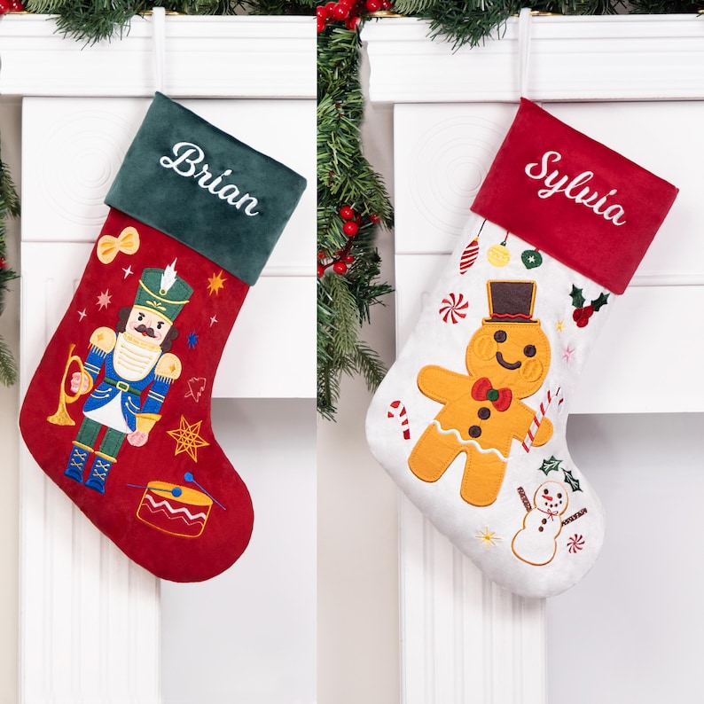 Medias navideñas personalizadas de terciopelo de lujo, bordadas, con apliques navideños y nombre para decoración familiar. imagen 10