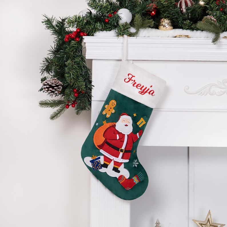 Medias navideñas personalizadas de terciopelo de lujo, bordadas, con apliques navideños y nombre para decoración familiar. #2 Santa