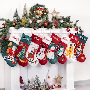 Medias navideñas personalizadas de terciopelo de lujo, bordadas, con apliques navideños y nombre para decoración familiar. imagen 2