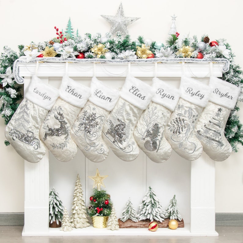 Calcetines navideños personalizados de terciopelo de lujo bordados con lentejuelas y felpa para la familia. Calcetines navideños con nombre personalizado. Regalos de Navidad. imagen 2