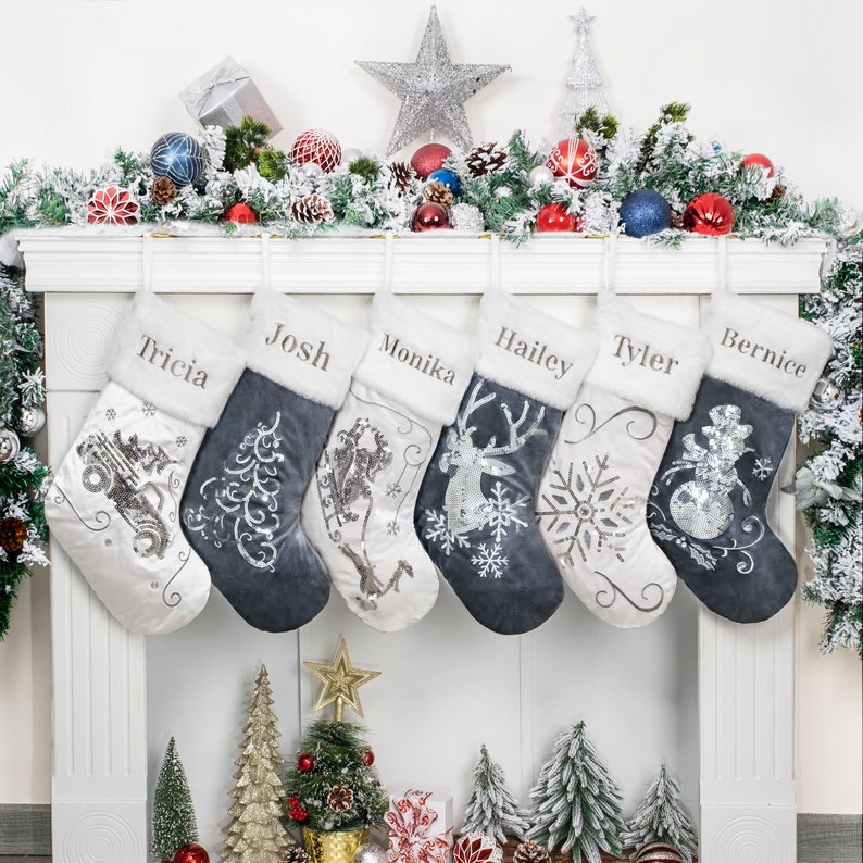 Calcetines navideños personalizados de terciopelo de lujo bordados con lentejuelas y felpa para la familia. Calcetines navideños con nombre personalizado. Regalos de Navidad. imagen 1