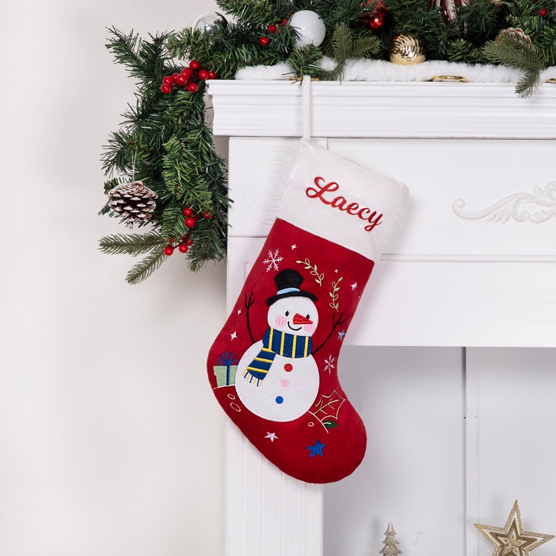 Medias navideñas personalizadas de terciopelo de lujo, bordadas, con apliques navideños y nombre para decoración familiar. #4 Snowman