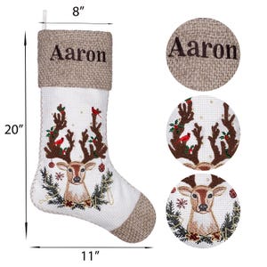 Puede incluir: Un calcet&iacute;n navide&ntilde;o personalizado con el nombre "Aaron". Mide 51 cm de largo y 28 cm de ancho, con un dise&ntilde;o de reno bordado. La parte superior mide 20 cm de ancho. El cuerpo es blanco con detalles marrones.