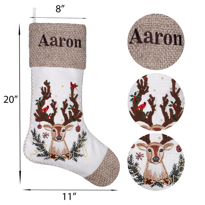 Puede incluir: Un calcet&iacute;n navide&ntilde;o personalizado con el nombre "Aaron". Mide 51 cm de largo y 28 cm de ancho, con un dise&ntilde;o de reno bordado. La parte superior mide 20 cm de ancho. El cuerpo es blanco con detalles marrones.