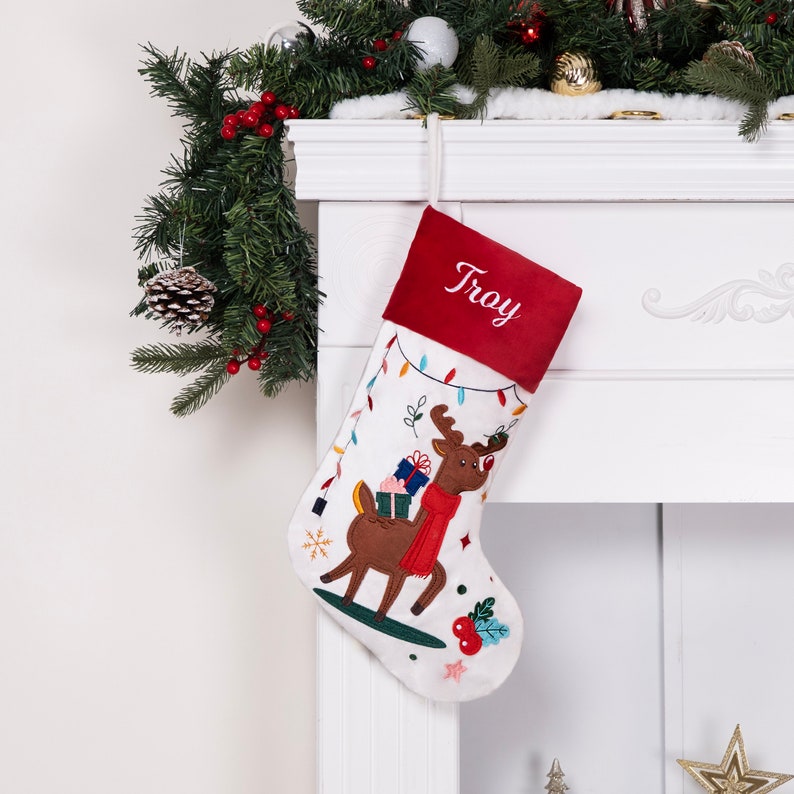 Medias navideñas personalizadas de terciopelo de lujo, bordadas, con apliques navideños y nombre para decoración familiar. #3 Deer