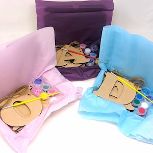Juego de manualidades para buzón con banderines para pintar tu propio nombre