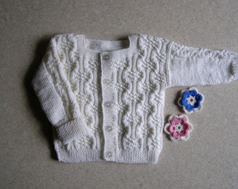Cardigan bébé 3-9 mois pure laine mérinos blanc pull unisexe tricoté à la main, pull pour bébé, cadeau pour garçon, fille